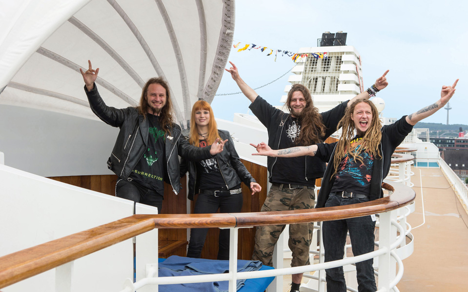 Heavy Metal auf dem Meer. TUI Cruises startet 2013 mit der "Full Metal Cruise" und will Fans der lauten Musik an Bord locken.