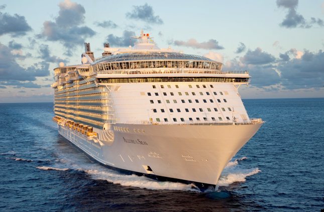 Bei Royal Caribbean lehrt man Stadlfans im Rahmen der "Musikantenstadl-Kreuzfahrt" das Schunkeln an Bord. Pink Cloud versorgt den Kreuzfahrtmarkt mit Gay Cruises, und bei Bare Necessities Tour &amp; Travel gibt's im Rahmen der "Big Nude Boat Cruise" nackte Tatsachen an Bord der Carnival Freedom. 