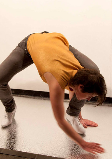 Lena Wicke-Aengenheyster in der prämierten Performance "Was uns bewegt.
Über Texte und andere Körper" von Lilo Nein. Lena Wicke-Aengenheyster in der prämierten Performance "Was uns bewegt.
Über Texte und andere Körper" von Lilo Nein.