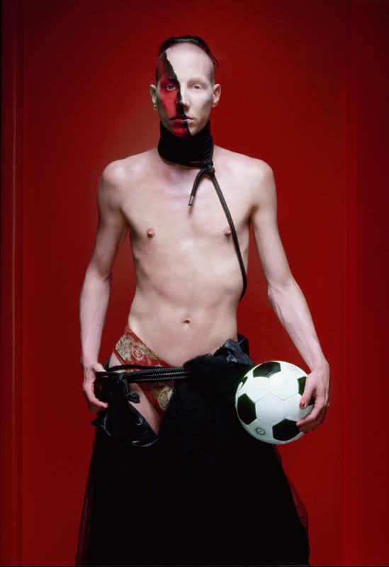 Homosexualität im Fußball? Nagellack in der Kabine? Im Profisport ein 
Thema, über das gschwiegen wird. Der  niederländische Fotograf Erwin 
Olaf porträtiert in seinen Werken Zwangsvorstellungen der Gesellschaft. 
Sein "Rouge Player 2" (2005) spielt mit Glanz und Androgynität. 