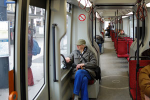 Zu Stoßzeiten sieht es in vielen Straßenbahngarnituren weniger bequem aus. Die Wiener Linien wollen durch weniger Sitzplätze mehr Raum schaffen.