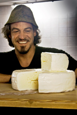 Neben dem Formaggio salato aus der geheimnisvollen Rahm-Lauge stellt
Giuseppe Rugo auch den Rohmilch-Hartkäse Carniagricola her. Neben dem Formaggio salato aus der geheimnisvollen Rahm-Lauge stellt
Giuseppe Rugo auch den Rohmilch-Hartkäse Carniagricola her.