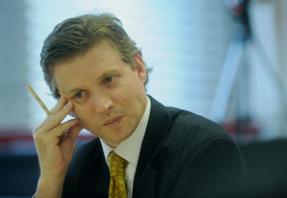 Alec Ross glaubt, dass absolute Kontrolle auch in den scharf überwachten sozialen Medien Chinas nicht mehr möglich ist. 250 Millionen junge User würden dort immer mehr Freiheit einfordern. Alec Ross glaubt, dass absolute Kontrolle auch in den scharf überwachten sozialen Medien Chinas nicht mehr möglich ist. 250 Millionen junge User würden dort immer mehr Freiheit einfordern. 