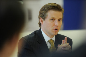 Alec Ross (40) gilt als Internet-Guru des US-Außenamtes. Er hat
Geschichte studiert, als Lehrer gearbeitet und war im Wahlkampf 2008
Barack Obamas Verbindungsmann zum Silicon Valley. Seit 2009 ist er
Berater für Innovation bei Hillary Clinton. Ross, der unter anderem bei
der Botschafterkonferenz des Außenamtes in Wien zu Gast war, wird in
diversen Rankings als einer der einflussreichsten Köpfe Washingtons
gehandelt. Er ist verheiratet und hat drei Kinder. Alec Ross (40) gilt als Internet-Guru des US-Außenamtes. Er hat
Geschichte studiert, als Lehrer gearbeitet und war im Wahlkampf 2008
Barack Obamas Verbindungsmann zum Silicon Valley. Seit 2009 ist er
Berater für Innovation bei Hillary Clinton. Ross, der unter anderem bei
der Botschafterkonferenz des Außenamtes in Wien zu Gast war, wird in
diversen Rankings als einer der einflussreichsten Köpfe Washingtons
gehandelt. Er ist verheiratet und hat drei Kinder.