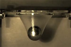Metallkugel trifft auf hochentwickeltes Hydrogel: Was wird wohl passieren? Metallkugel trifft auf hochentwickeltes Hydrogel: Was wird wohl passieren?