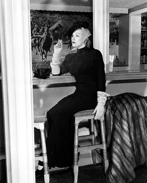 Marlene Dietrich in der Polo Lounge 
Bar des Hotels, wo sie sich gegen das Hosenverbot für Frauen auflehnte.