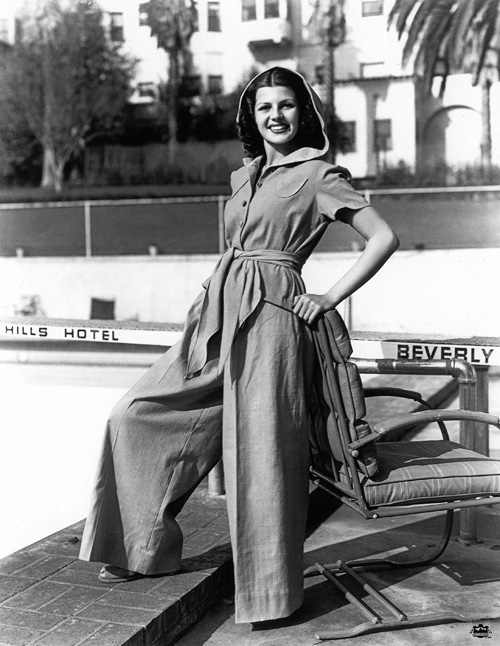 Rita Hayworth mit Kapuze am Pool des Hotels.