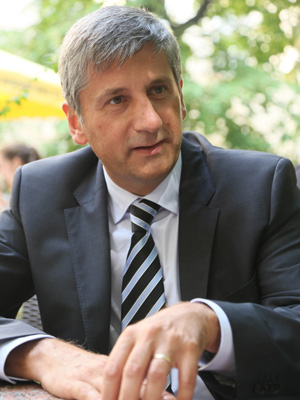 "Glauben Sie etwa, dass Werner Faymann so viele Anliegen hat, die er bisher nur gut verborgen hat?", fragt Michael Spindelegger. "Glauben Sie etwa, dass Werner Faymann so viele Anliegen hat, die er bisher nur gut verborgen hat?", fragt Michael Spindelegger.