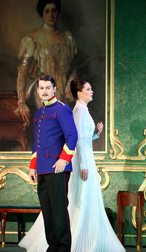 Thomas Paul ist als fescher Leutnant Niki seiner Prinzessin Helene 
(Caroline Melzer) nicht ganz treu. 