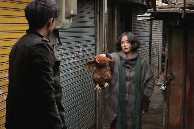 Das Huhn landet im Kochtopf. Welches Schicksal Mann (Lee Jung-jin) und Frau (Cho Min-soo) verbindet, erzählt Siegerfilm "Pieta" in teilweise drastischen Bildern. 