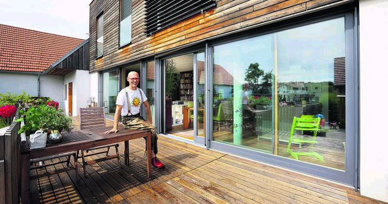 Johannes Gutmann auf seiner Terrasse: "Die haben gedacht, wir bauen eine
 Garage! Moderne Architektur auf dem Land hat sich noch nicht ganz 
herumgesprochen."