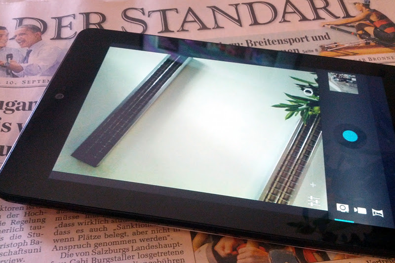 Die Front-Kamera des Nexus 7 lässt sich auch zu Foto- und Videoaufnahmen bewegen - die richtige App vorausgesetzt