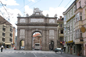 Die Innsbrucker Triumphpforte war am Dienstag Schauplatz einer Tierschutz- und Polizeiaktion.