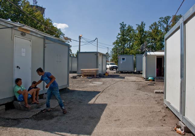 Nach einer Zwangsumsiedlung müssen bis zu sechs Menschen  in einem 16 Quadratmeter großen Container Platz finden.