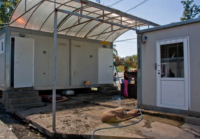 Die Leitungen der Sanitärcontainer in einem der Lager sind bereits seit zwei Jahren undicht.