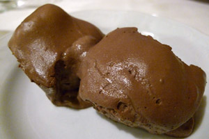 Profiterolesgier erfasste auch den Bruckenberger. Er schien sehr, sehr zufrieden. Profiterolesgier erfasste auch den Bruckenberger. Er schien sehr, sehr zufrieden.