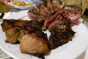 Bistecca für zwei, abzüglich der ersten beiden Stücke. Selbst das Fett ein Traum. Ein fetter halt. Bistecca für zwei, abzüglich der ersten beiden Stücke. Selbst das Fett ein Traum. Ein fetter halt.