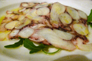 Octopus in kleinen Scheiben: Bruckenbergers Aufwärmrunde im Mare.
MareZieglergasse 151070 Wien01 523 74 94
Zwei Vorspeisen, Bistecca, ein Dessert, Wasser, Wein, Sozi, Kaffee: 110,80, davon 57 für das Rind. Octopus in kleinen Scheiben: Bruckenbergers Aufwärmrunde im Mare.
MareZieglergasse 151070 Wien01 523 74 94
Zwei Vorspeisen, Bistecca, ein Dessert, Wasser, Wein, Sozi, Kaffee: 110,80, davon 57 für das Rind.