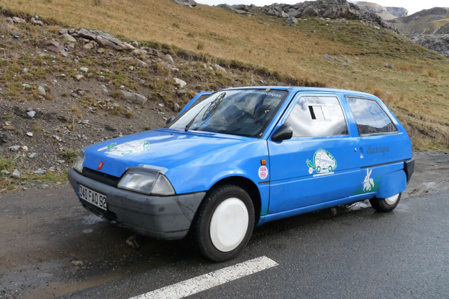 Ging 1994 an den Start und blieb eine Rarität: Der Citroën AX Electrique, hier für Frankreich am Start.