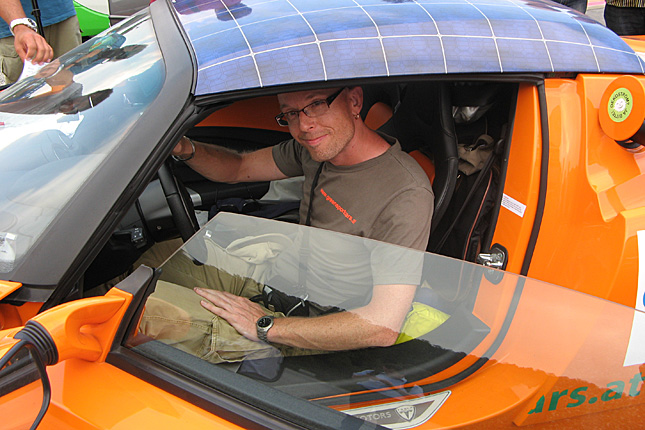 Manfred Hillinger unter seinem Solar-Hardtop. Holt im Idealfall zusätzlich zehn Kilometer Reichweite heraus. 