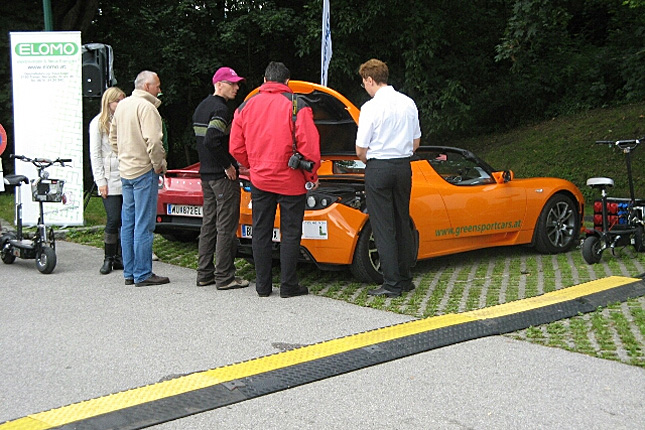 Der Nebenjob des Manfred Hillinger: Werbereisen in Sachen E-Mobilität. Ohne Saft ist der Sommereiner mit seinem Tesla übrigens noch nie ausgerollt.