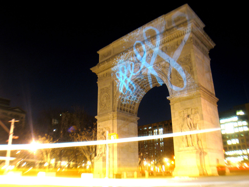 Nicht Paris, sondern New York: LED-Graffiti-Aktion des US-amerikanischen
 Künstlers Evan Roth (GRL) 2006 im  Washington Square Park.