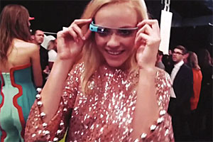 Modell mit Google-Brille.