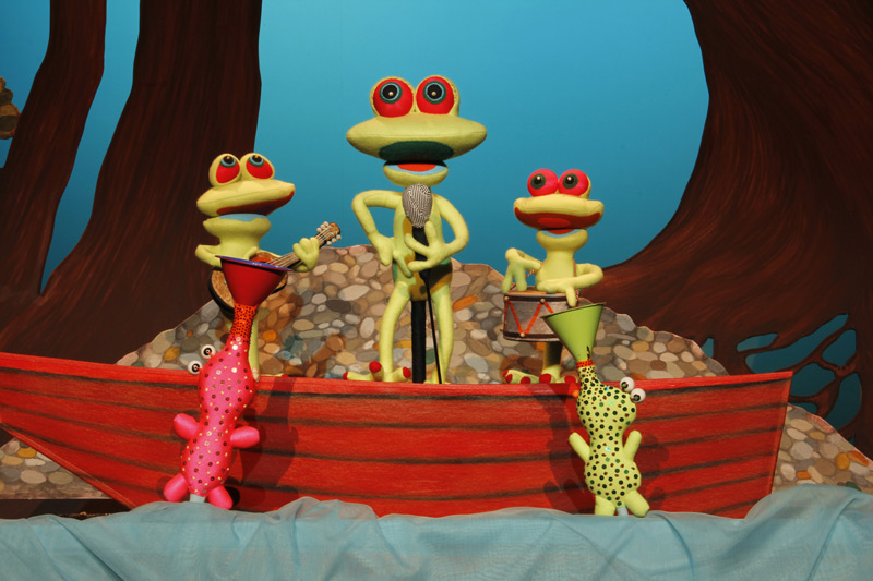 Sänger Quakadu und die Donauauen singen ihren Hit Quakalulubaby, begleitet 
von den Sumpftröten.