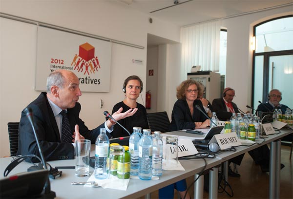 Sozialbau-Chef Herbert Ludl (li.) lobte das österreichische System der Objektförderung, CECODHAS-Geschäftsführerin Claire Roumet (2. v. li.) gleich das ganze heimische System.
