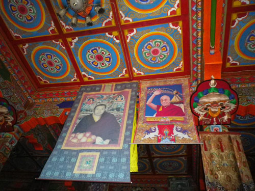 Das Bild vom Dalai Lama hängt trotz Verboten in den meisten Klöstern prominent am Eingang. 