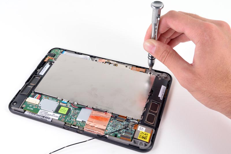 Man benötigt nur wenig Werkzeug, um den Kindle Fire HD auseinander zu nehmen.