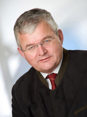 "Ich würde mir wünschen, dass junge Absolventen zwar schon in der Firma
mitarbeiten, gleichzeitig aber der wissenschaftlichen Arbeit widmen
können" Foto: www.mediendienst.com | Foto: Wilke Leoben "Ich würde mir wünschen, dass junge Absolventen zwar schon in der Firma
mitarbeiten, gleichzeitig aber der wissenschaftlichen Arbeit widmen
können" Foto: www.mediendienst.com | Foto: Wilke Leoben