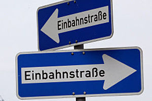 Täglich müssen sich Menschen für eine Richtung entscheiden. Dass sie
entgegen der Annahme von Hirnforschern selbst bei Willkürhandlungen
nicht vorbestimmt sind, wurde nun in einem Paper der Fachzeitschrift "
Scientific Reports" erörtert. Täglich müssen sich Menschen für eine Richtung entscheiden. Dass sie
entgegen der Annahme von Hirnforschern selbst bei Willkürhandlungen
nicht vorbestimmt sind, wurde nun in einem Paper der Fachzeitschrift "
Scientific Reports" erörtert.