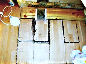 Die Fundamente des Gebäudes sind feucht, in den Räumen modert es unter dem Holzboden. Die Fundamente des Gebäudes sind feucht, in den Räumen modert es unter dem Holzboden.