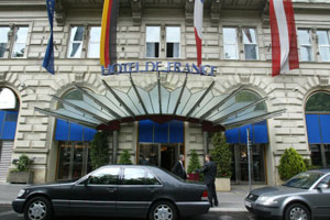 Das Fünfsternehotel De France ist nun doch wieder im Paket dabei.
Kurzfristig wurde es extra zum Kauf angeboten. Das Fünfsternehotel De France ist nun doch wieder im Paket dabei.
Kurzfristig wurde es extra zum Kauf angeboten.