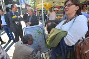 Viel Gesprächsbedarf - beim Speaker's Corner auf der Straße ebenso wie hinter den Kulissen.