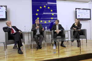 Verhalten optimistisch: Notenbank-Gouverneur Ewald Nowotny, EU-Kommissar
Johannes Hahn, Bulgariens Präsident Rossen Plewneliew, Standard
-Chefredakteurin Alexandra Föderl-Schmid (v. li.). Verhalten optimistisch: Notenbank-Gouverneur Ewald Nowotny, EU-Kommissar
Johannes Hahn, Bulgariens Präsident Rossen Plewneliew, Standard
-Chefredakteurin Alexandra Föderl-Schmid (v. li.).