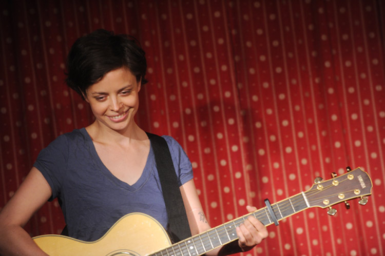 Clara Luzia spielt beim Elternabend auf - freilich akustisch.