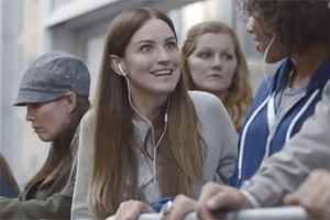 "Der neue Connector ist digital. Aber was genau soll das heißen?": Apple-Fanboys in der Warteschlange. "Der neue Connector ist digital. Aber was genau soll das heißen?": Apple-Fanboys in der Warteschlange.