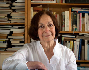 Viel mehr als eine Kochbuchautorin. Claudia Rodens Buch ist auch eine
berührende Enzyklopädie jüdischen Lebens - und der unbändigen Freude an
wirklich gutem Essen. Viel mehr als eine Kochbuchautorin. Claudia Rodens Buch ist auch eine
berührende Enzyklopädie jüdischen Lebens - und der unbändigen Freude an
wirklich gutem Essen.