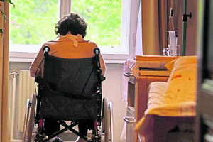 Gut möglich, dass sich die Frau gerade fühlt wie ein siebenjähriges Mädchen. Demenz ist eine Zeitreise durch die Jahrzehnte. Gut möglich, dass sich die Frau gerade fühlt wie ein siebenjähriges Mädchen. Demenz ist eine Zeitreise durch die Jahrzehnte.