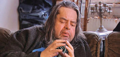 Hermes Phettberg in einem Screenshot des Films "Elender", der im Jahr 2007 von seinem Freund Kurt Palm veröffentlicht wurde. Hermes Phettberg in einem Screenshot des Films "Elender", der im Jahr 2007 von seinem Freund Kurt Palm veröffentlicht wurde.