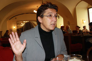 "Wenn man versucht, im Parlament Beschlüsse herzustellen, die viele nicht
verstehen und die Verwunderung und Zorn erzeugen, dann
macht mir das Sorgen": Sonja Ablinger. "Wenn man versucht, im Parlament Beschlüsse herzustellen, die viele nicht
verstehen und die Verwunderung und Zorn erzeugen, dann
macht mir das Sorgen": Sonja Ablinger.