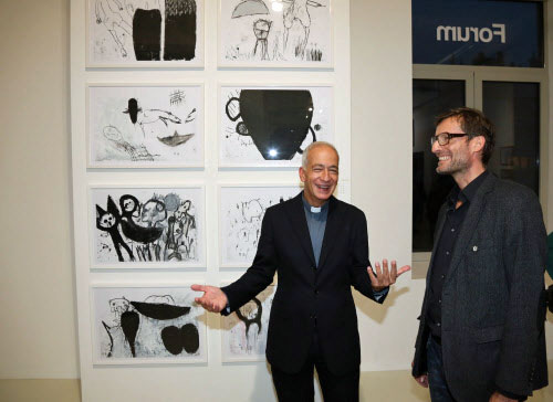 Caritas-Direktor Michael Landau und Leiter Florian Reese bei der Vernissage vor den Bildern des Künstlers Andreas Maurer.