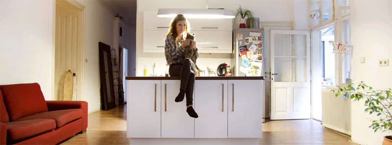 "Ich mag Altbauten. Ich mag es, zu spüren, dass eine Wohnung 
Geschichte trägt." Schauspielerin Sabrina Reiter mit Kater Joko in ihrer
 WG in Wien-Mariahilf.