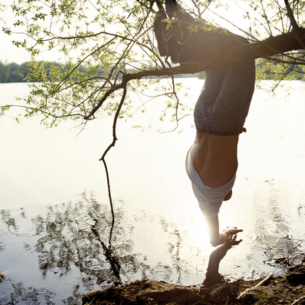 Schwebend über einem sonnenbeschienenen See im Sommer: Sascha Weidner fügt der Schönheit von Momenten noch ungewöhnliche Perspektiven hinzu wie hier im Bild "Loch II" (2012).