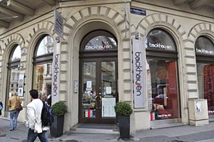 Die Tochter des Scheichs soll in die Geschäftsführung des
Textilherstellers einziehen. An Backhausen hängen in Österreich mehr als
hundert Arbeitsplätze. Die Tochter des Scheichs soll in die Geschäftsführung des
Textilherstellers einziehen. An Backhausen hängen in Österreich mehr als
hundert Arbeitsplätze.