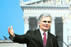 Kanzler Faymann: Die SPÖ wittert hinter den Ermittlungen einen " schwarzen Masterplan". Kanzler Faymann: Die SPÖ wittert hinter den Ermittlungen einen " schwarzen Masterplan".