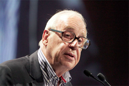 Jean Ziegler prangert Hunger und die Berichterstattung darüber an.