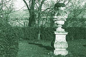 Eine der monumetalen Barockvasen in Leopoldskron in einer historischen Aufnahme. Eine der monumetalen Barockvasen in Leopoldskron in einer historischen Aufnahme.